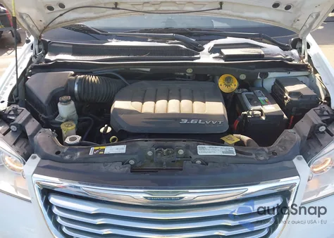 2016 Chrysler Town & Country Touring из США, поврежденный, VIN 2C4RC1BG2GR268417